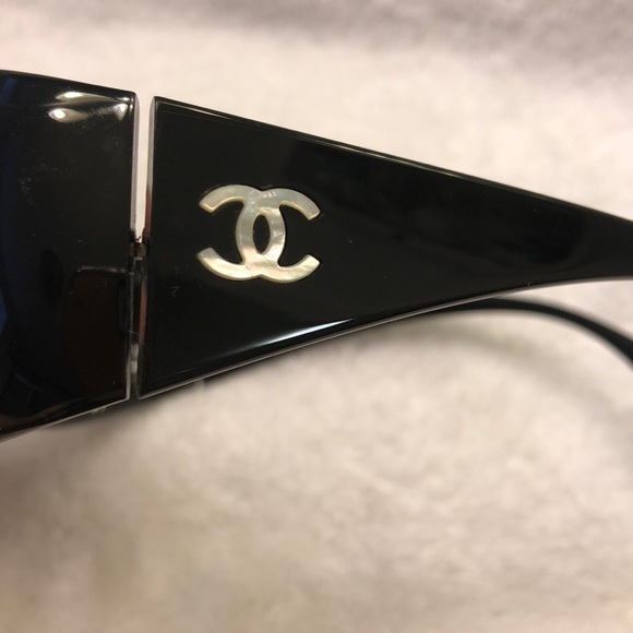 Chanel sunglasses in black with pearl logos - Picture 3 of 6